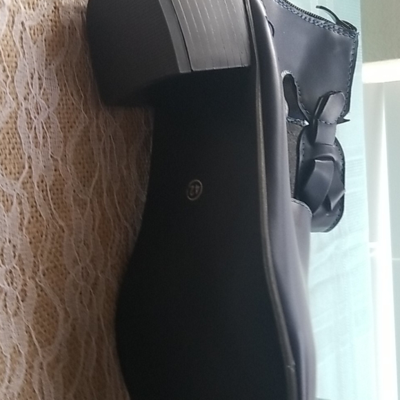 Shoes - Picture 4 of 5